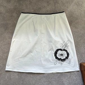 Style & Co. 20W White Skirt with Decorative Flower
